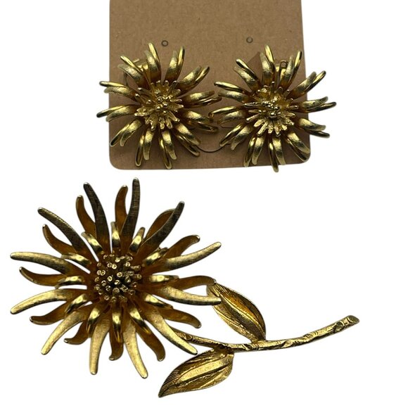 Beautiful Vintage Gold Tone Flower Brooch and CORO Clip-on earring set - Picture 2 of 10